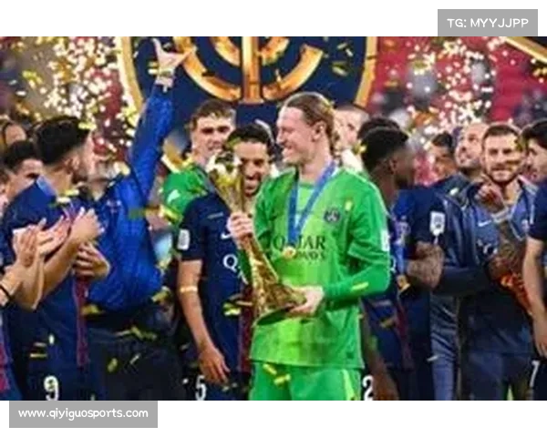 巴黎洲际杯夺冠后庆典，队友将英雄门将萨福诺夫高举庆祝